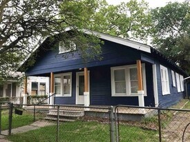 7021 Avenue H in Houston, TX - Building Photo