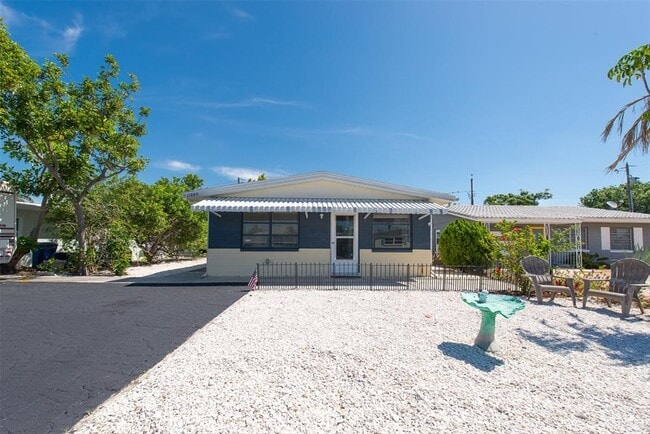 11095 2nd St E in Treasure Island, FL - Building Photo - Building Photo