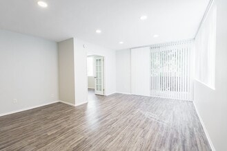 816 S. Bundy Dr in Los Angeles, CA - Building Photo - Interior Photo