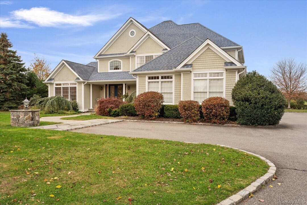 2995 Laurel Trail in Laurel, NY - Building Photo