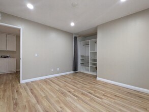 671 S College Ave in Claremont, CA - Foto de edificio - Building Photo