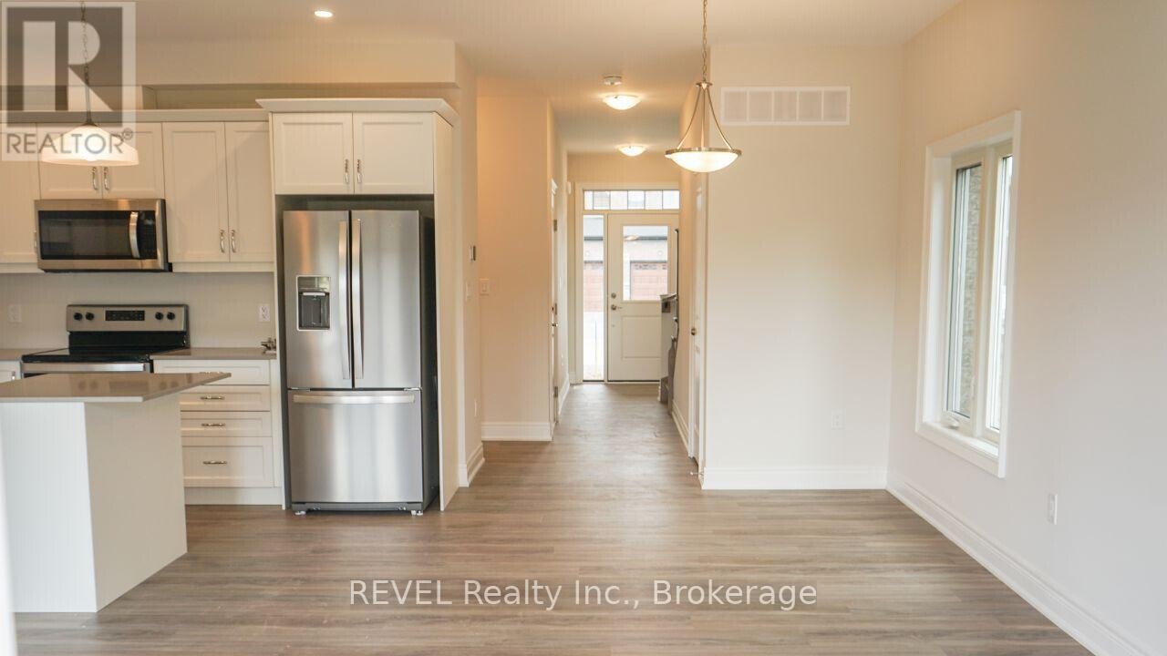 7458 Jonathan Dr in Niagara Falls, ON - Building Photo