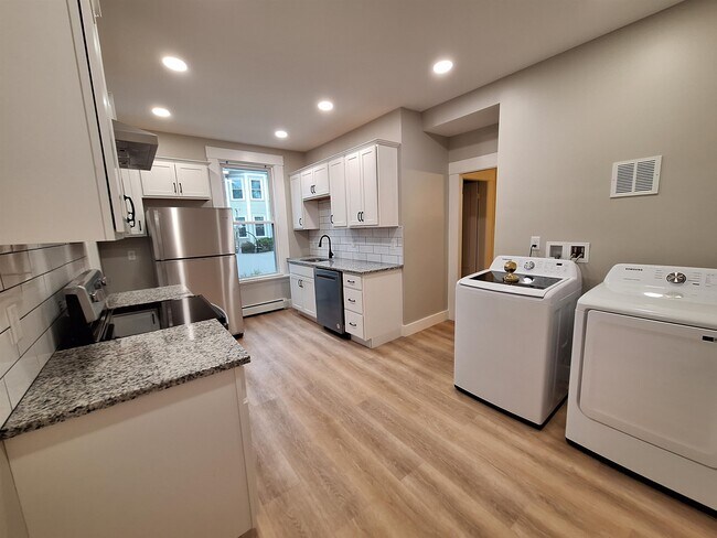 1934 Elm St in Manchester, NH - Building Photo - Building Photo