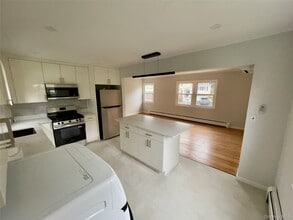 9 Walnut Ln in Harrison, NY - Building Photo - Building Photo