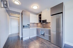 396 Hwy 7 in Richmond Hill, ON - Building Photo