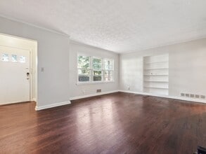 3194 N Druid Hills Rd in Decatur, GA - Foto de edificio - Building Photo