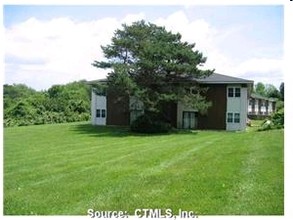 Country Manor Apartments in Pomfret Center, CT - Building Photo - Building Photo