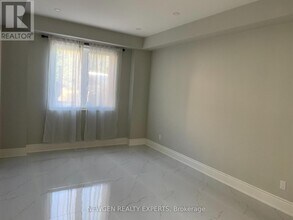 33 Twin Pauls Crescent in Toronto, ON - Building Photo - Building Photo
