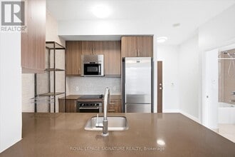 6 Eva Rd in Toronto, ON - Building Photo - Building Photo