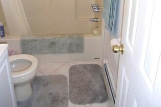 31 Oaktree Dr, Unit 1 bedroom apartment-EM in East Moriches, NY - Building Photo - Building Photo