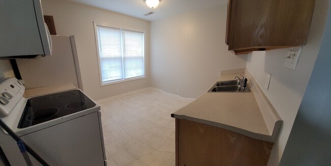 5459 Old Thomasville Rd, Unit Apt A in High Point, NC - Building Photo - Building Photo