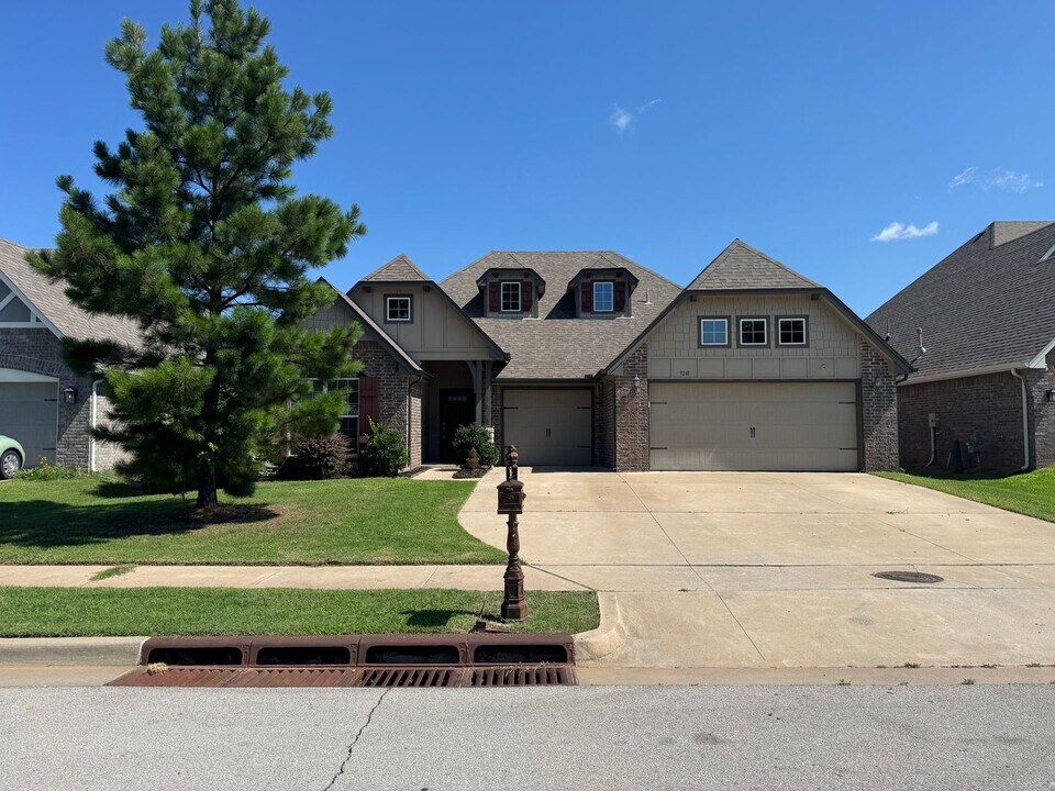 9241 E 133rd Pl S in Bixby, OK - Building Photo