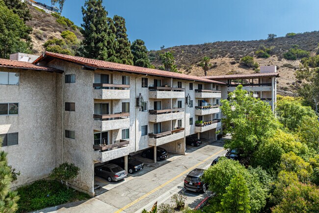 Cahuenga Hills Tennis Condominiums in Los Angeles, CA - Building Photo - Building Photo