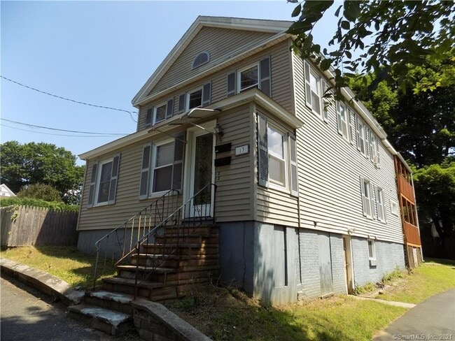 13 Smith St-Unit -2nd FL in South Hadley, MA - Building Photo - Building Photo