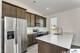 9804 E Annabelle Cir in Wichita, KS - Foto de edificio - Building Photo