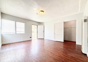6914 1/2 Main St in Los Angeles, CA - Building Photo - Building Photo