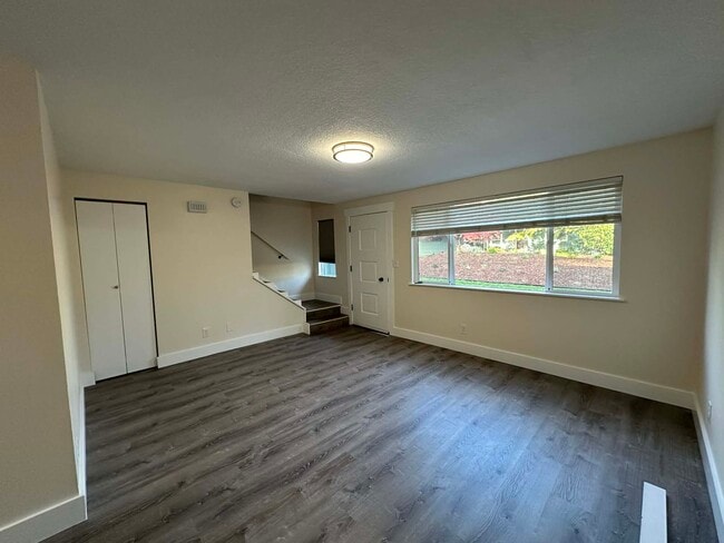 335 SW 1st St, Unit 2 in Warrenton, OR - Foto de edificio - Building Photo