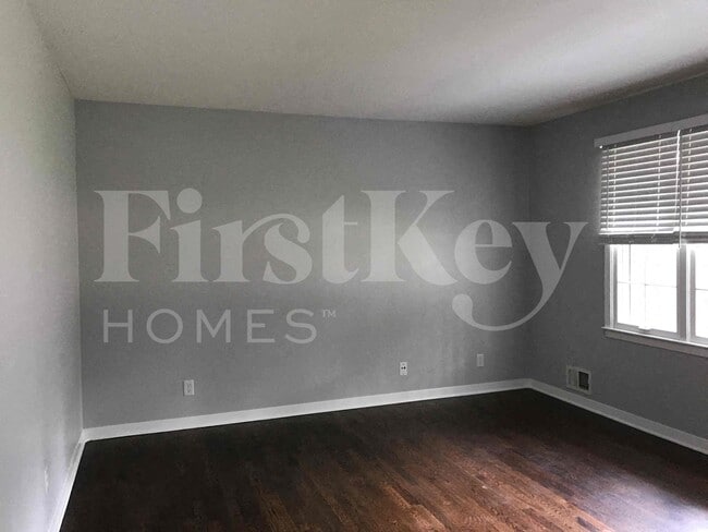 8712 Marty Ln in Overland Park, KS - Foto de edificio - Building Photo