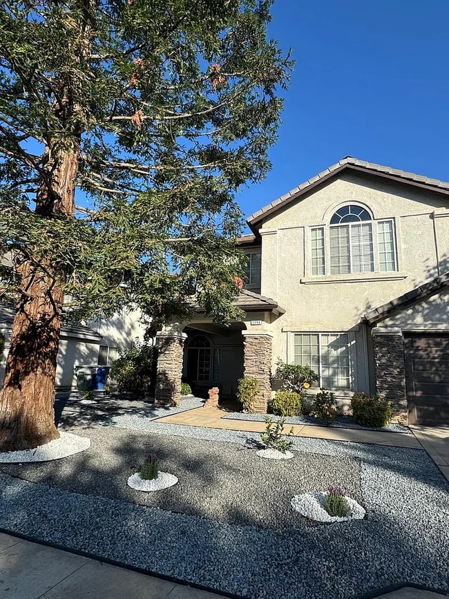 2394 E Desert Island Dr in Fresno, CA - Building Photo - Building Photo
