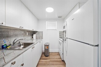 1051 NE 163rd St in North Miami Beach, FL - Building Photo - Building Photo