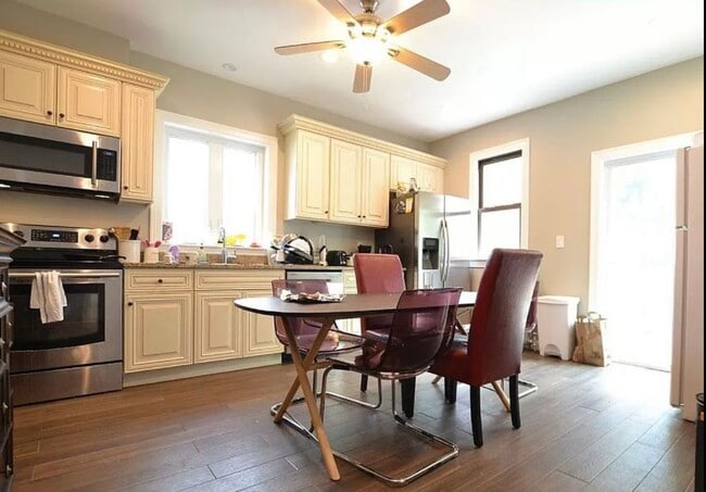 136 Brooks St in Boston, MA - Building Photo - Building Photo
