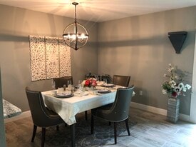 205 Scottsdale Sq, Unit 205