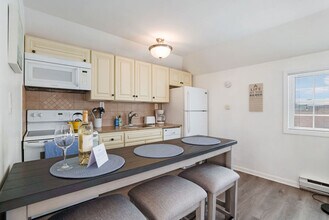 27 Oak St in Wading River, NY - Foto de edificio - Building Photo