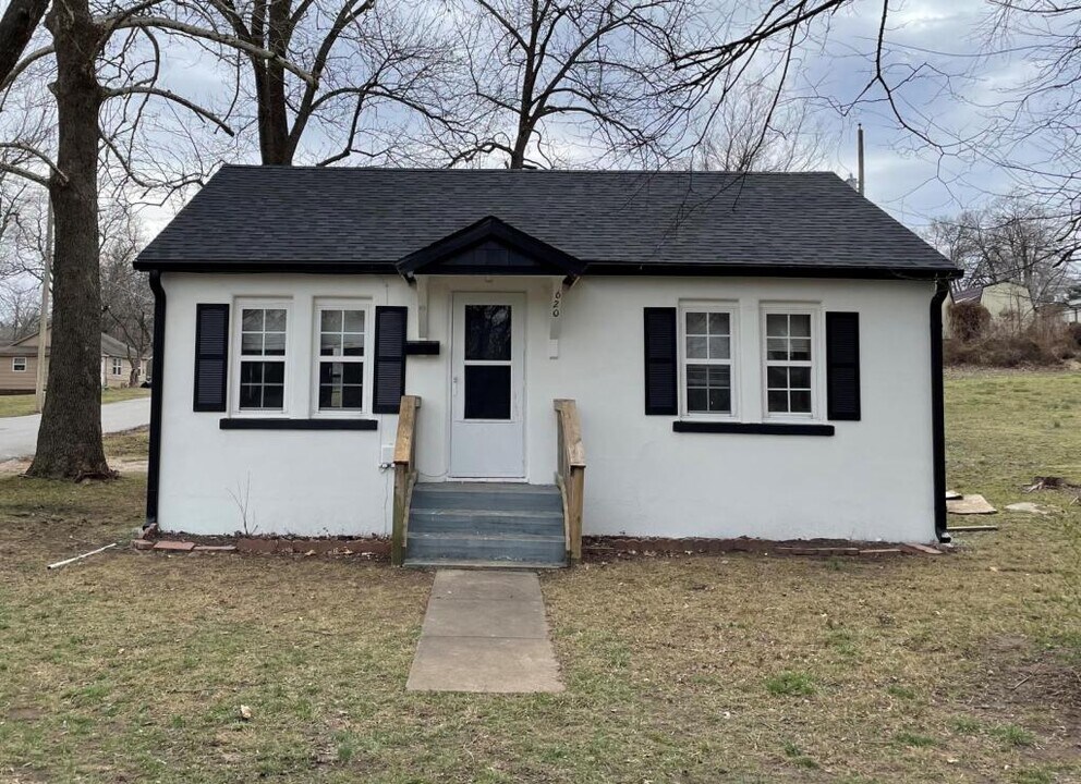 620 E 14th St in Carthage, MO - Foto de edificio