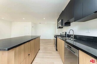 2101 Burnside Ave in Los Angeles, CA - Building Photo - Building Photo