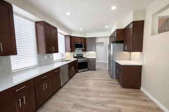 651 Poets Square in Fallbrook, CA - Building Photo - Building Photo