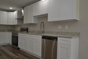 731 James St in Tomball, TX - Building Photo