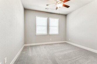 636 Courtyard Ln in Irving, TX - Building Photo - Building Photo