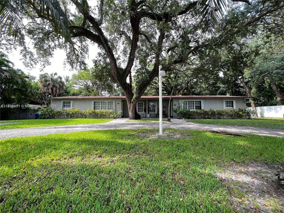 1760 NE 145th St in Miami, FL - Building Photo