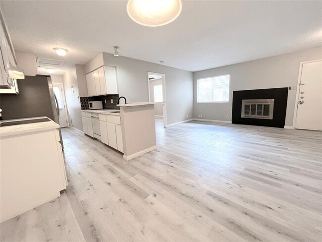 property at 9900 Hundred Oaks Cir