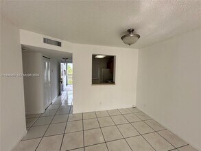 8620 N Sherman Cir in Miramar, FL - Building Photo - Building Photo