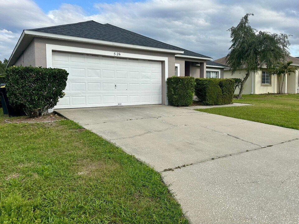 524 Hillcrest Dr in Davenport, FL - Building Photo