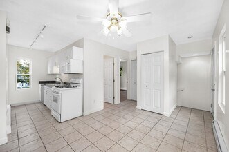 20 Epping St, Unit 1 in Lowell, MA - Building Photo - Building Photo
