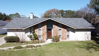 13810 Overbrook Ln in Houston, TX - Building Photo