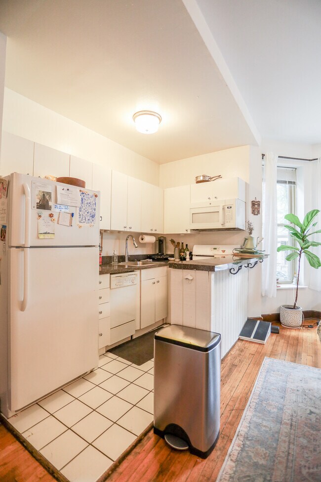654 W Roscoe St in Chicago, IL - Building Photo - Building Photo
