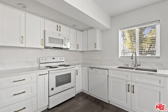 5142 Denny Ave in Los Angeles, CA - Building Photo - Building Photo