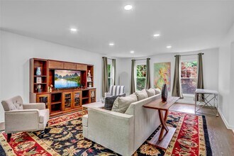 4 Shore View Cir in Pelham Manor, NY - Building Photo - Building Photo