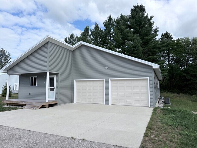 230 Ridge St in Boyne City, MI - Building Photo - Building Photo
