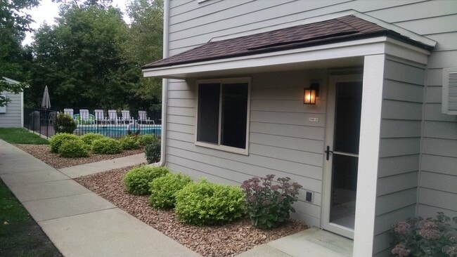 2140 Ridge Dr, Unit 13 in Minneapolis, MN - Foto de edificio - Building Photo
