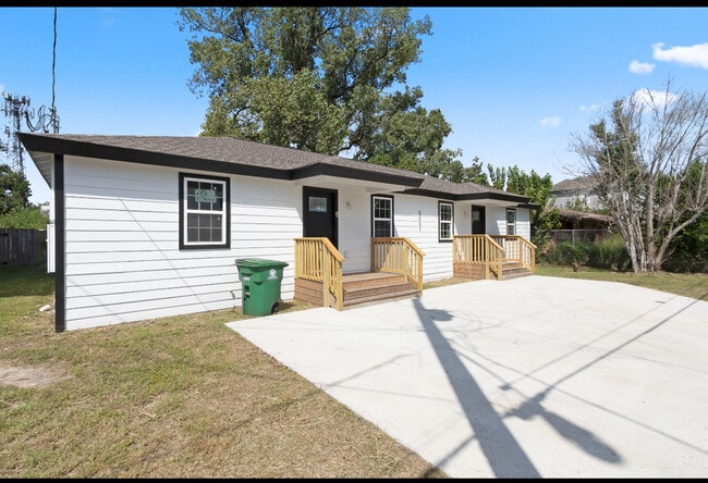 5031 Mallow St, Unit B in Houston, TX - Building Photo - Building Photo