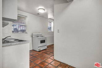 115 Chautauqua Blvd in Santa Monica, CA - Building Photo - Building Photo