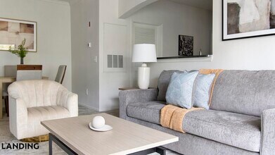 9727 Touchton Rd in Jacksonville, FL - Foto de edificio - Building Photo