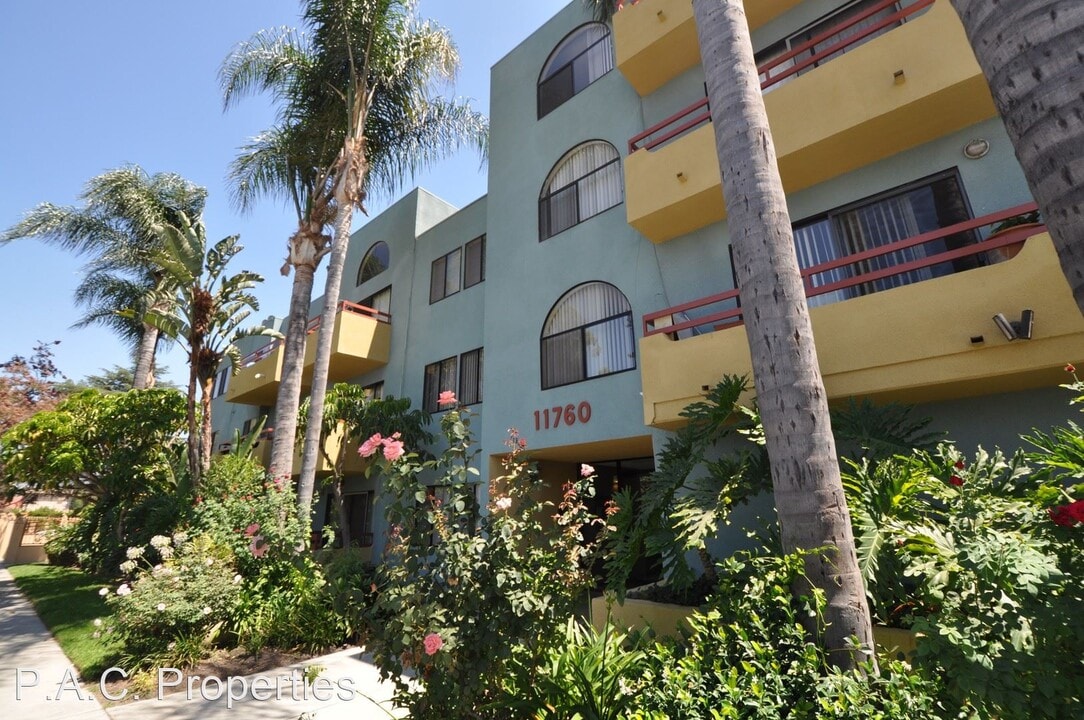 11760 Hamlin St in Los Angeles, CA - Building Photo