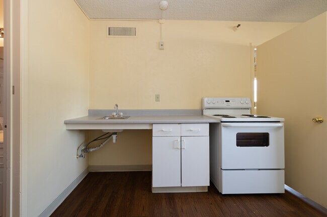 Catalina Village Apartments in Tucson, AZ - Building Photo - Interior Photo