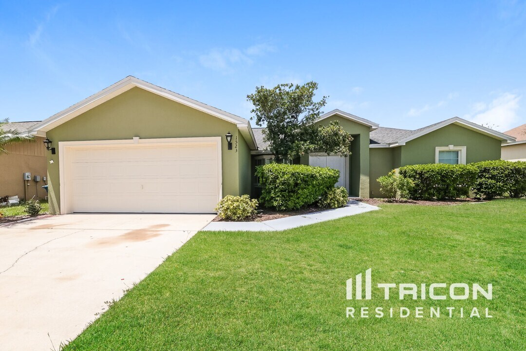 1523 Merrimack Pkwy in Davenport, FL - Building Photo