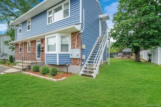140 N 21st St in Wheatley Heights, NY - Foto de edificio - Building Photo
